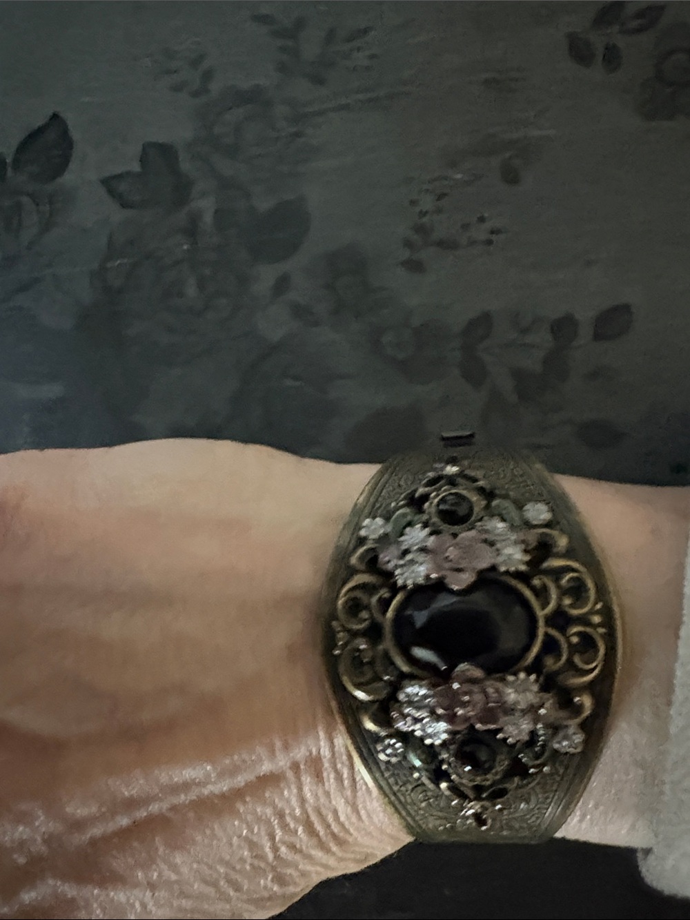 VINTAGE SWEET ROMANCE BRONZE RHINESTONE HINGED STYLE 7"BRACELET.